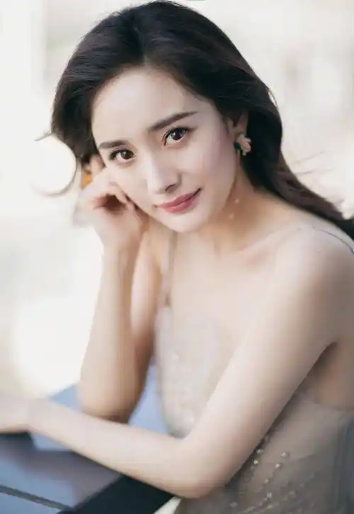 小蛮腰绝了,杨幂涂红唇,穿紧身露脐装,大秀好身材,我有话说_令小编