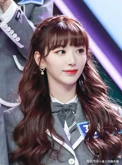 孔雪儿一张瓜子脸,齐刘海,长卷发,在跳舞的时候,长发自然是会甩起来