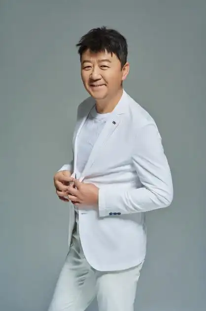 郭涛时尚大片曝光 西服搭配绅士感十足