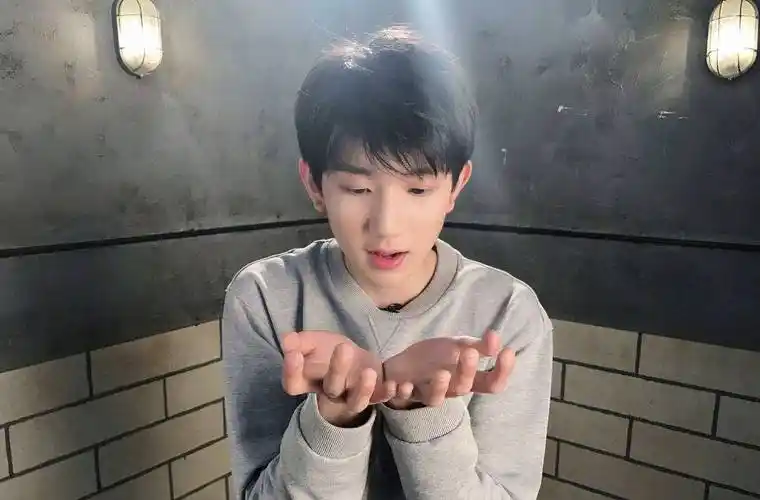 不过作为打工仔的杨超越,本身经历比起王源来说显然是丰富的多.