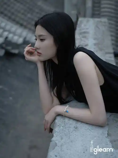 张慧雯春日杂志大片上线 首次尝试新中式风格