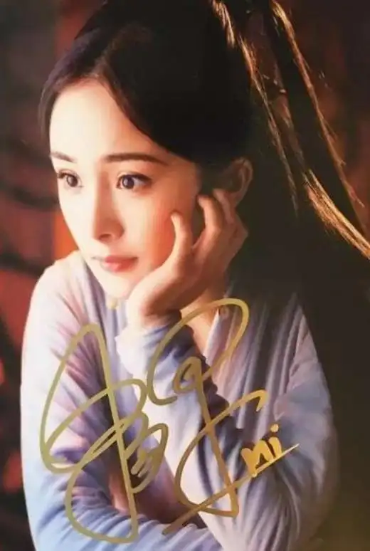 杨幂的签名就比较好认并且有爱啦,最后的拼音mi,真的是很可爱!