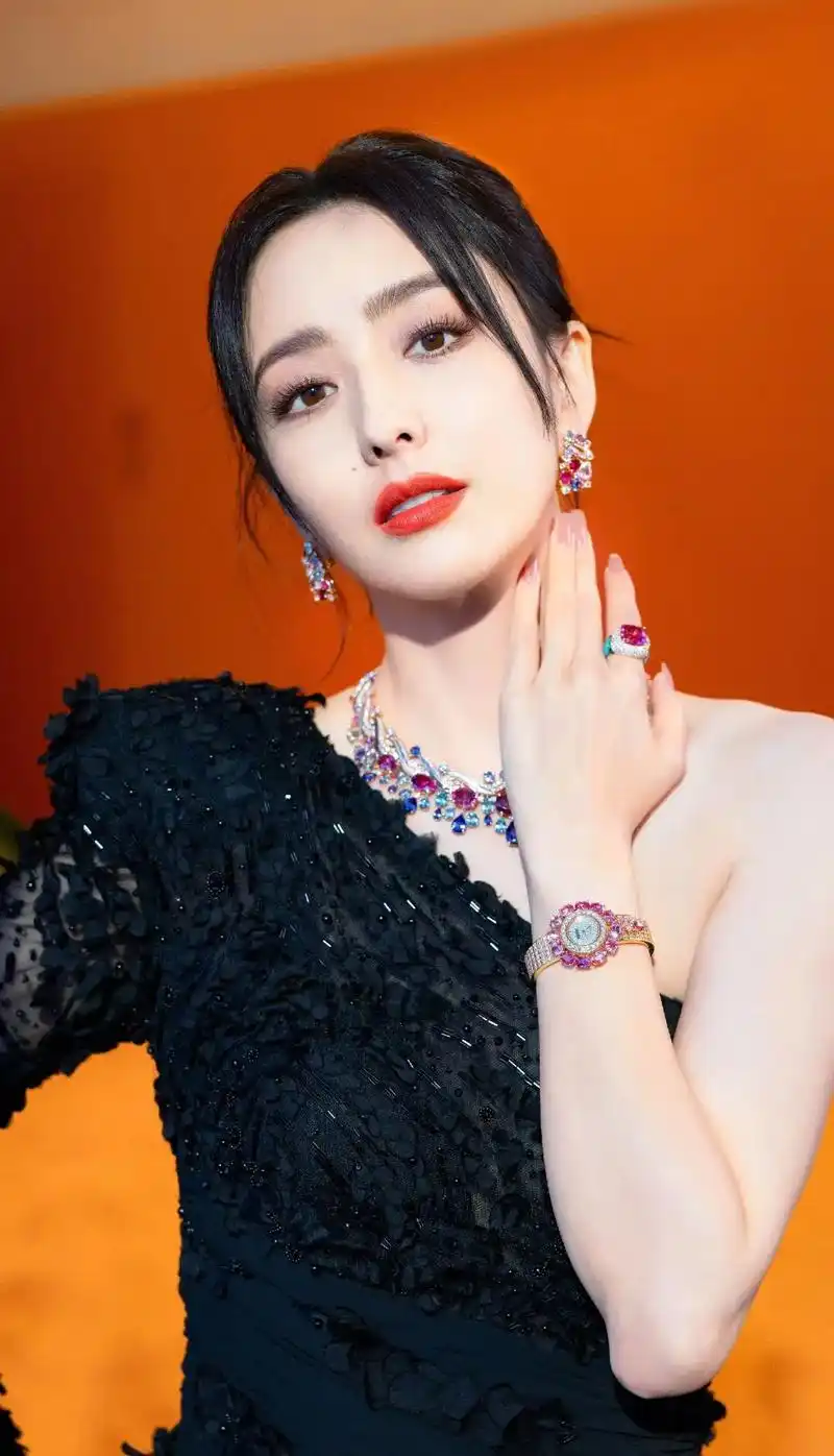 佟丽娅(liliya),1983年8月8日出生于新疆伊犁察布 - 抖音