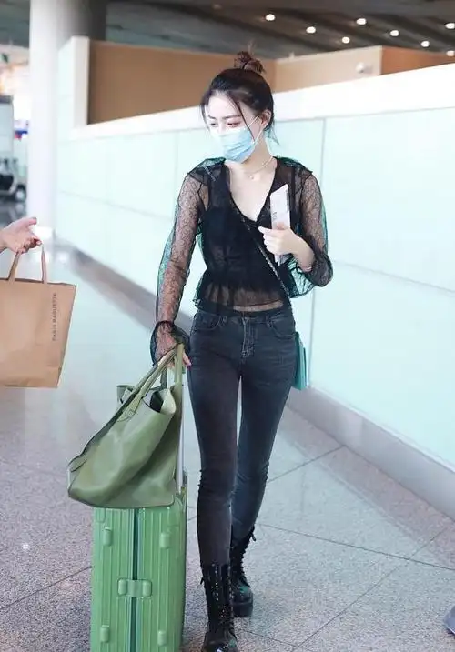 徐璐单身后穿衣大胆多了,内衣外"裹"层薄纱就出门,清凉又性感