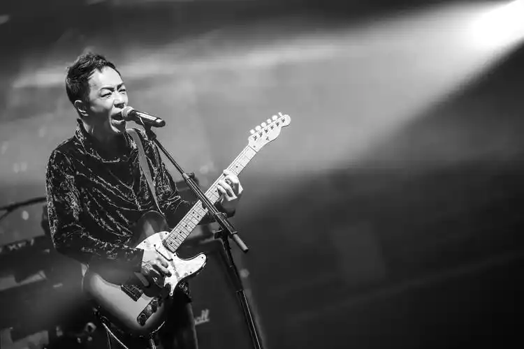 摇滚巨星黄贯中率先登台激情开唱,献上beyond经典曲目《大地》引燃