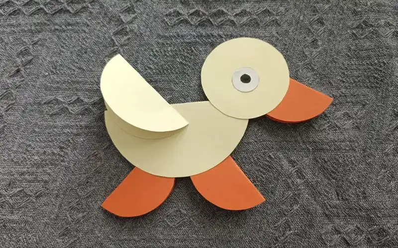 儿童趣味手工,简单可爱的小鸭子拼贴画