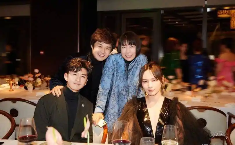 周笔畅晒最新近照,一袭黑色鎏金纱裙气质佳,与名媛聚会超开心_时尚