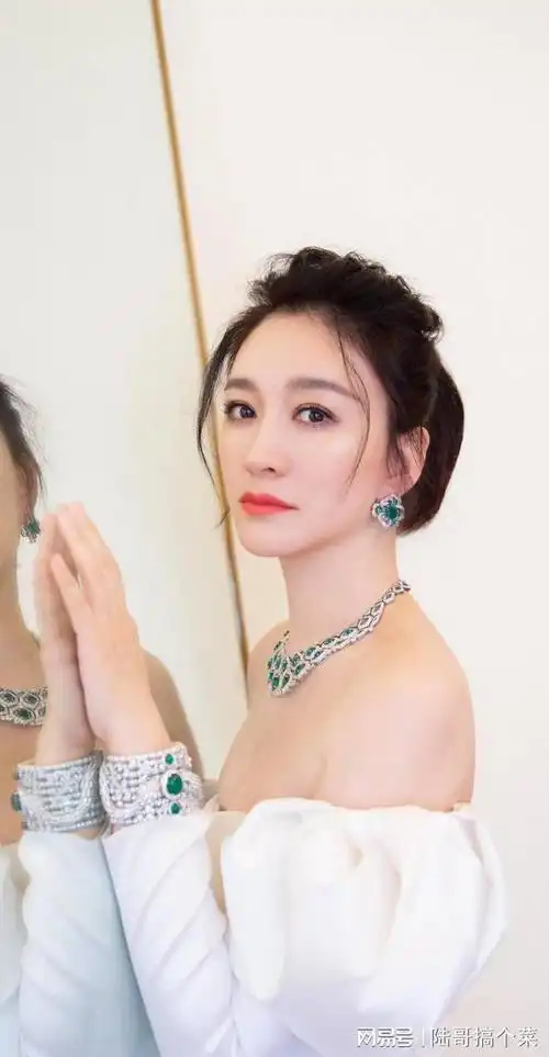 李小冉身材绝了蜜桃成熟时魅力四射曲线优美太诱人