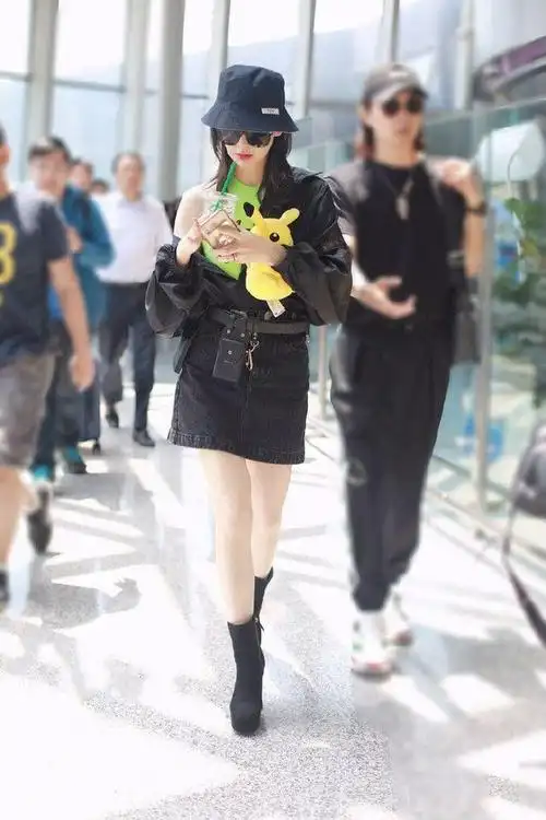 戚薇又带火了一种新穿法:"西装塞进半身裙里",显得腰细腿又长