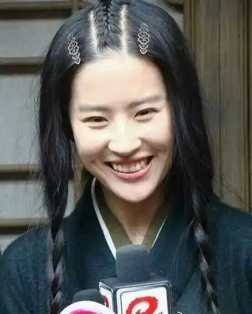 刘亦菲笑起来露出牙龈的样子真的不好看