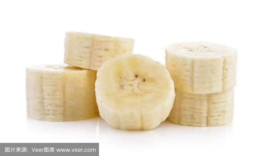 在白色背景上切香蕉
