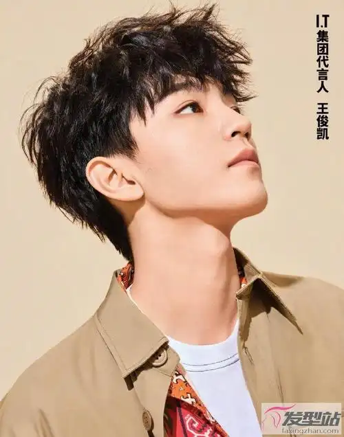 王俊凯it造型穿搭大片引领青春时尚潮流