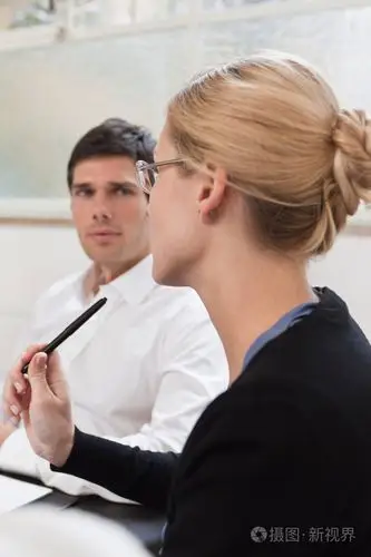 侧面戴眼镜的女人