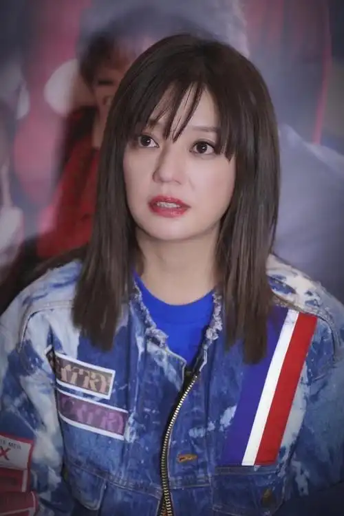 赵薇这大眼睛真是太好看了,一身蓝色休闲风,就像学生一样