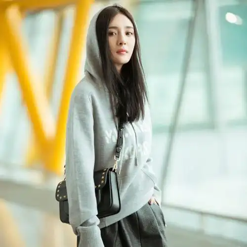 亮亮的是包包的吸睛之笔杨幂欧阳娜娜张碧晨都在背的铆钉小方包图案