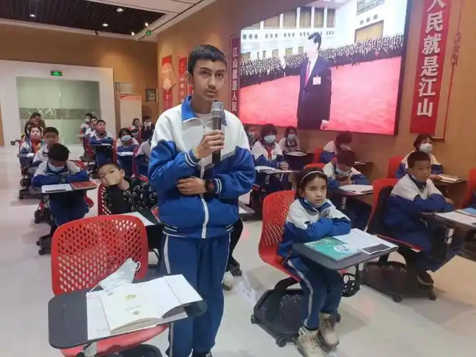 叶城县第五中学学生阿迪力江·阿布都克热木说:"通过读书活动,我学到