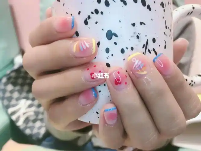 少女心美甲夏日可爱奶白色彩虹美甲