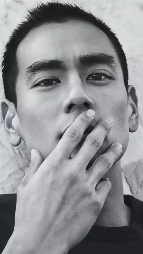 手机壁纸彭于晏黑白写真图