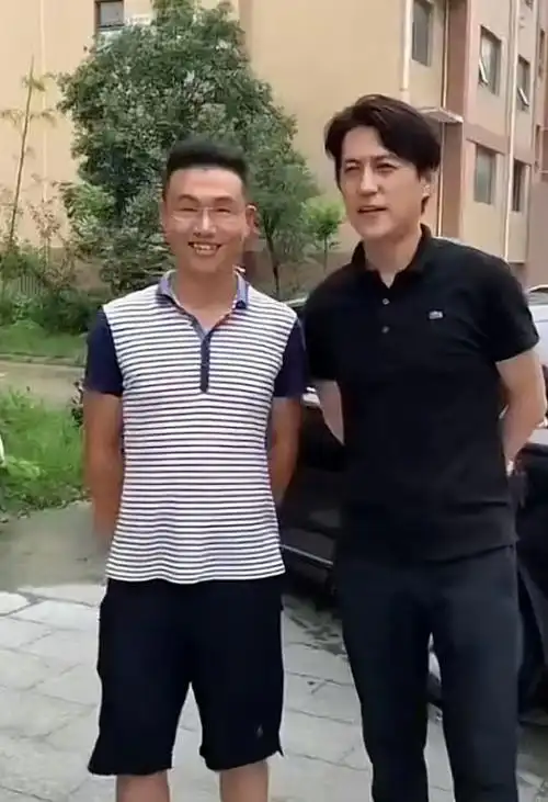 靳东回老家被偶遇与老乡拍照并签名身后多位人员跟随走路霸气