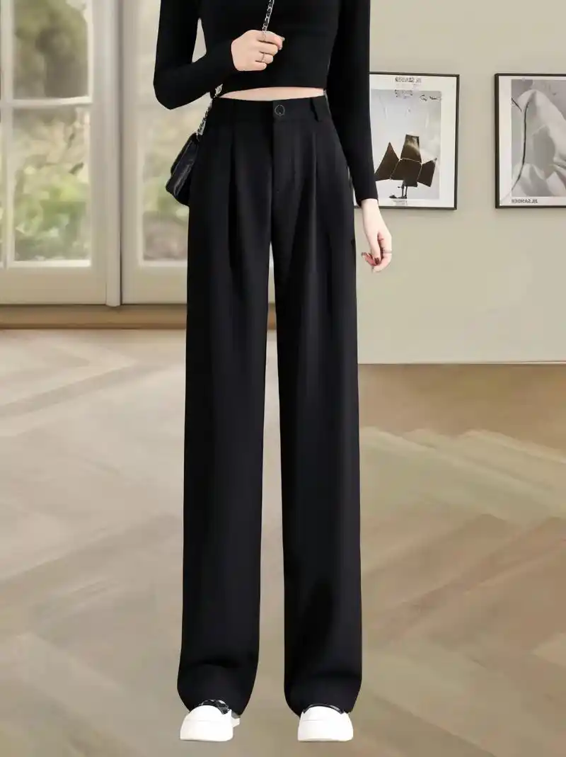 黑色经典,百搭不出错;高腰设计,显腿长又提气质;直筒剪裁,休闲中带着