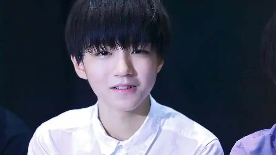 求小凯这张图超清无logo版!我要做电脑桌面太好看了啊啊啊