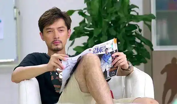 男星逆天部位:雷佳音,高晓松的腿,胡歌的腿毛,张若昀的胸