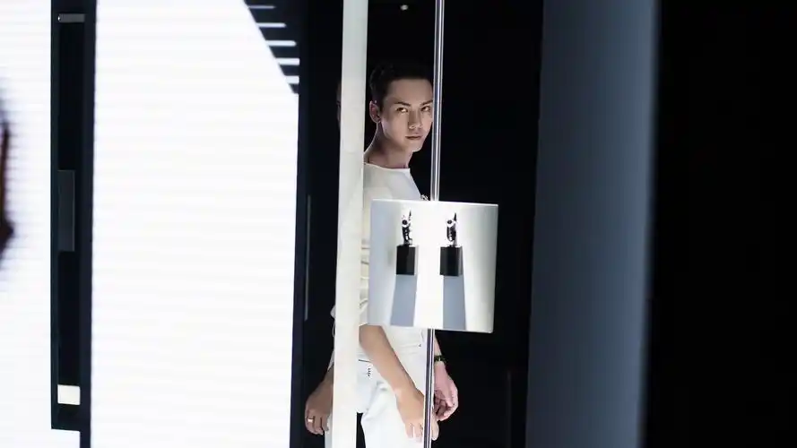 陈伟霆经典黑白极致魅力 新角色复杂神秘充满挑战