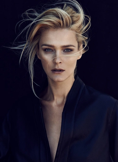 曾经30多次上过时尚杂志的封面,还曾经获得由欧美主流媒体颁发的年度