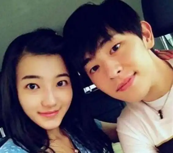 邓伦刚出道时第一位女朋友叫徐晓璐,两人是在《女医明妃传》因戏生情