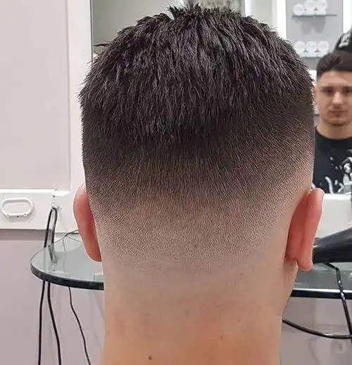 两边和后面剃光周边光发型清爽帅