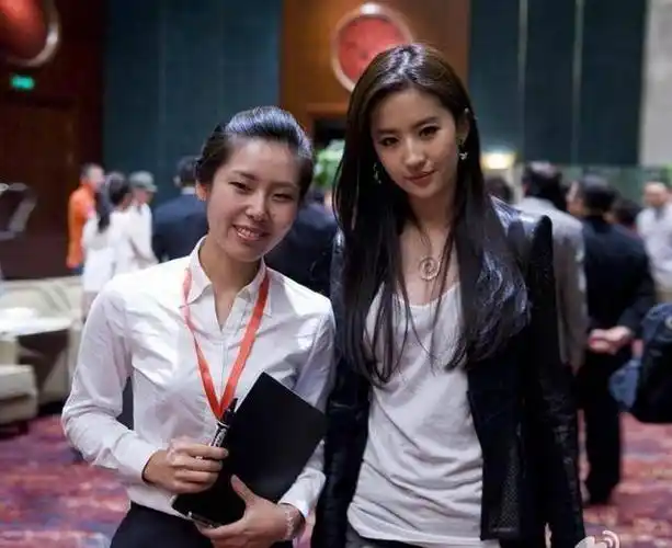 刘亦菲到底多高?早期照片黄圣依站她身边像在坑里