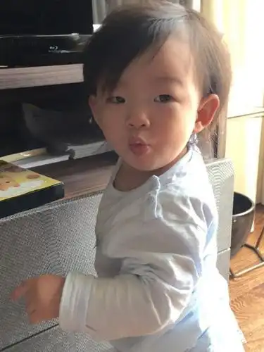 大s首晒二胎儿子这个小baby有点帅像极大s小时候