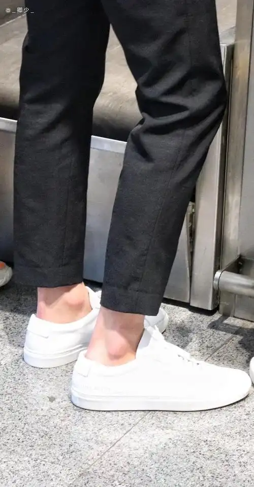 魏大勋的脚踝好苏好好看啊!还有脚踝上的小红绳