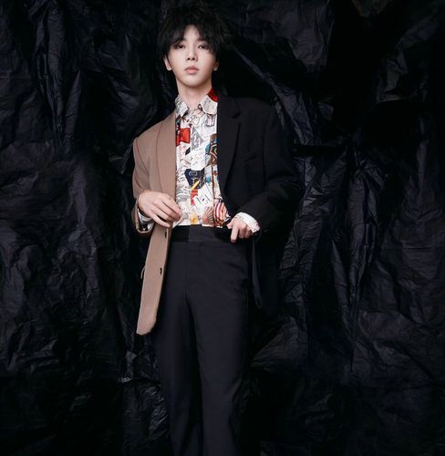 华晨宇明星同款西装外套男2021早春新款阴阳拼色设计高级休闲西服