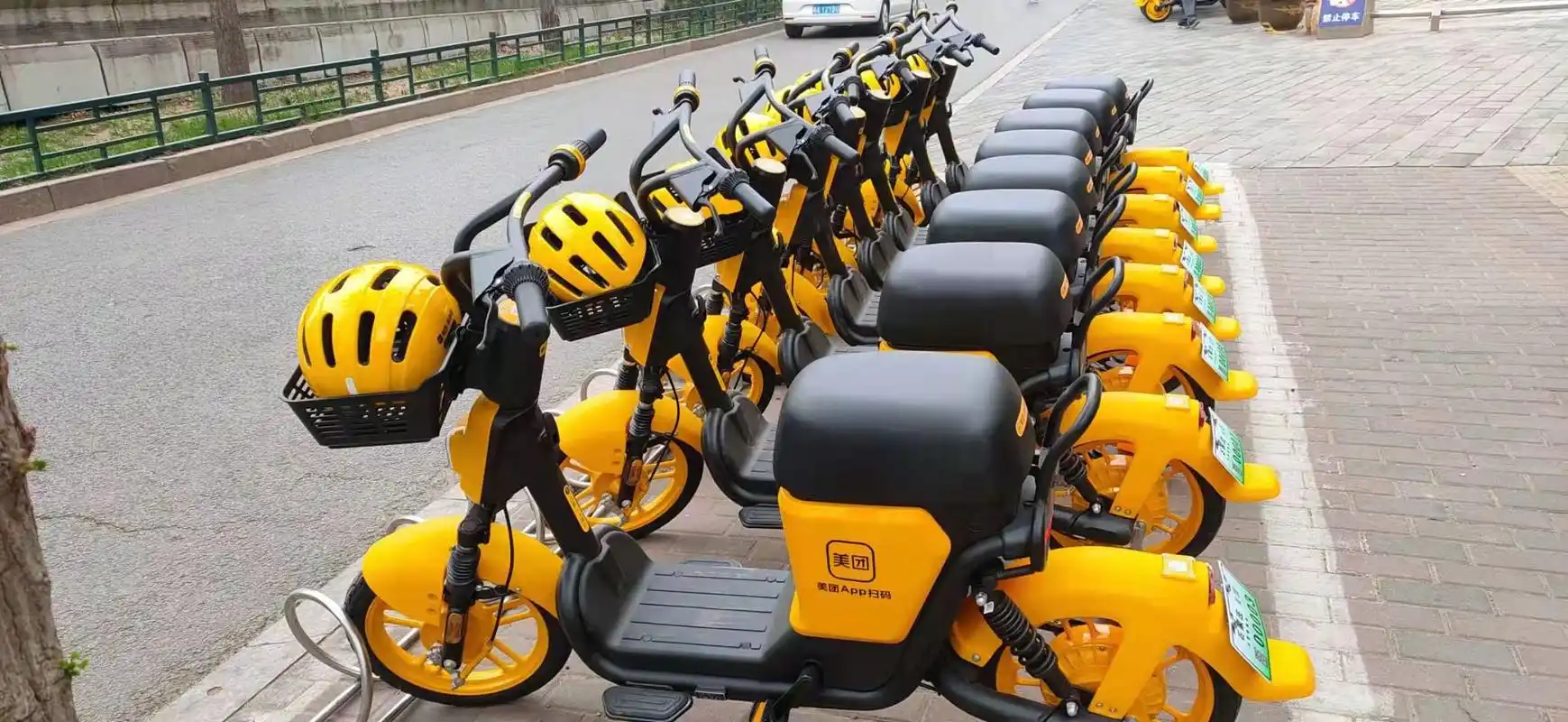 石家庄新型共享电单车上线配备安全头盔指定区域停放