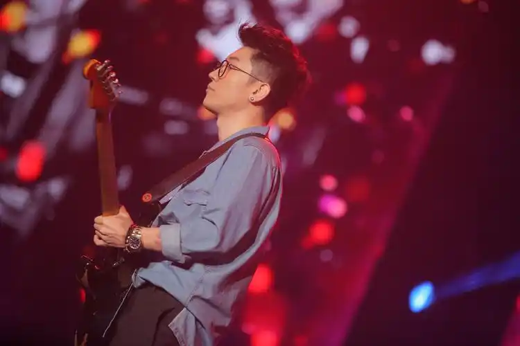 国庆中秋佳节已过半,著名内地歌手金志文的"抖腿神曲"《远走高飞》