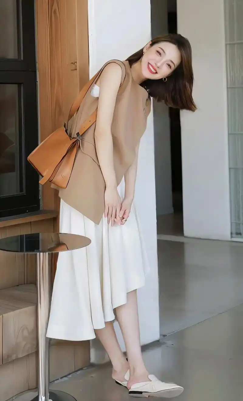 马甲时尚遮肉又显瘦,搭配t恤衬衫干练气质,搭配半裙温柔优雅又大方,无
