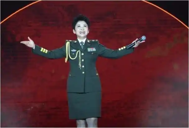 1985年董文华去老山慰问演唱得知有战士听不到说把电话给我