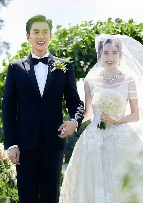 原创唐艺昕称和老公都很幼稚张若昀会让她摸头挠下巴被调侃是真二哈