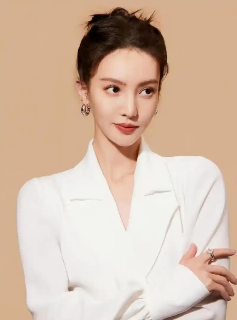 金晨的这组白色西装女王范十足