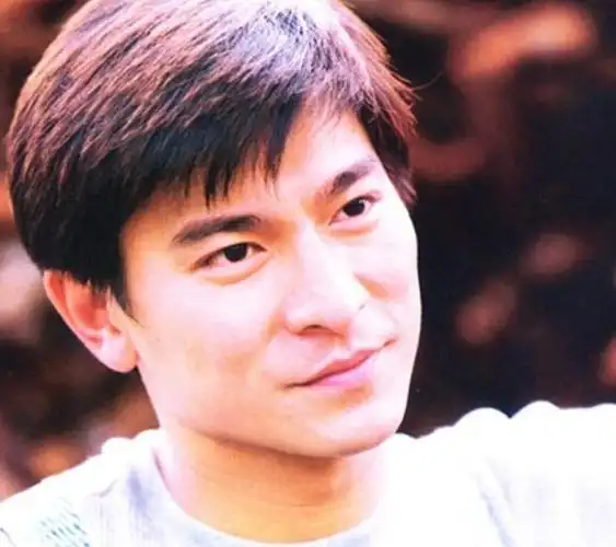 刘德华出生在一个小商人家庭中,父亲是开杂货店的.