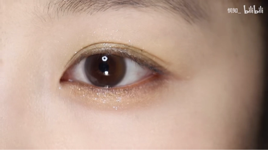 跟着森绘梨佳学"春夏薄荷色眼妆" - 哔哩哔哩