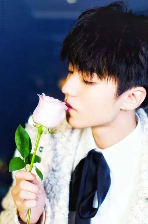 [tfboys][分享]210814 王俊凯与玫瑰花合拍合集,一起来过七夕吧--爱豆