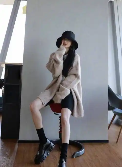 杨幂冬季甜酷穿搭示范,黑色羊毛大衣搭配紧身裤,保暖又有型