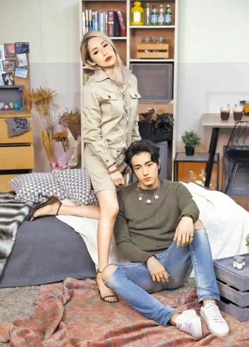 萧亚轩疑似精神状态不佳,凌晨晒照自我安慰,还未走出分手阴影_男友