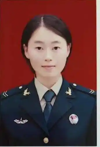 "今天是国庆节,能以大学生士兵的身份为祖国庆生,我非常自豪,祝福伟大