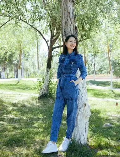 45岁梅婷也老了,穿牛仔连体短裤配小白鞋,"鱼尾纹"太真实