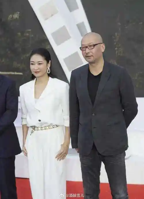 上海电影节闭幕式红毯上,一对明星夫妇的现身成为了全场的焦点.