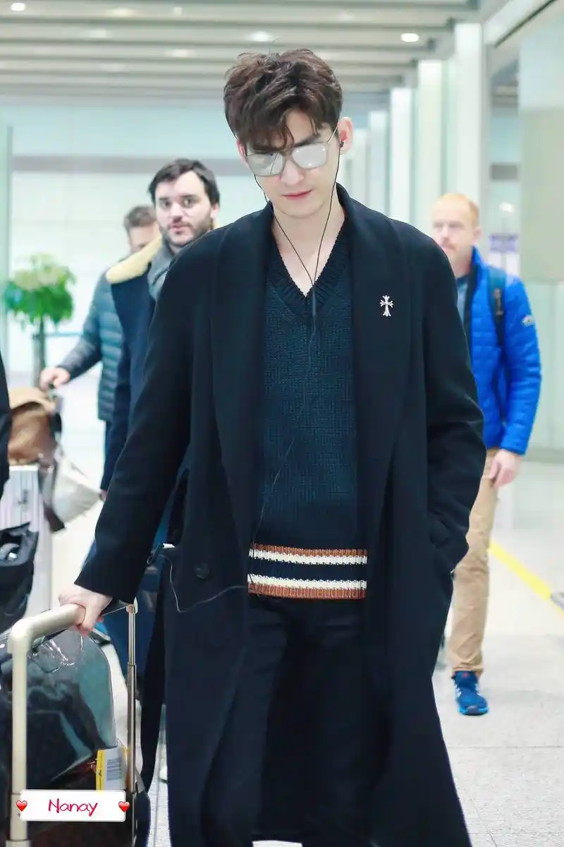 张翰戴墨镜穿黑色风衣回国现身机场,皮肤白皙帅气十足