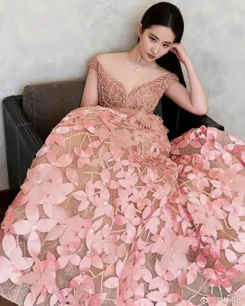 刘亦菲深v浮雕礼服